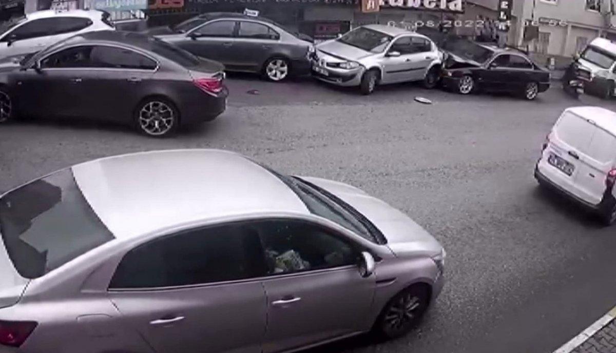 Ümraniye'de aşırı hız yapan sürücü 3 araca çarptı