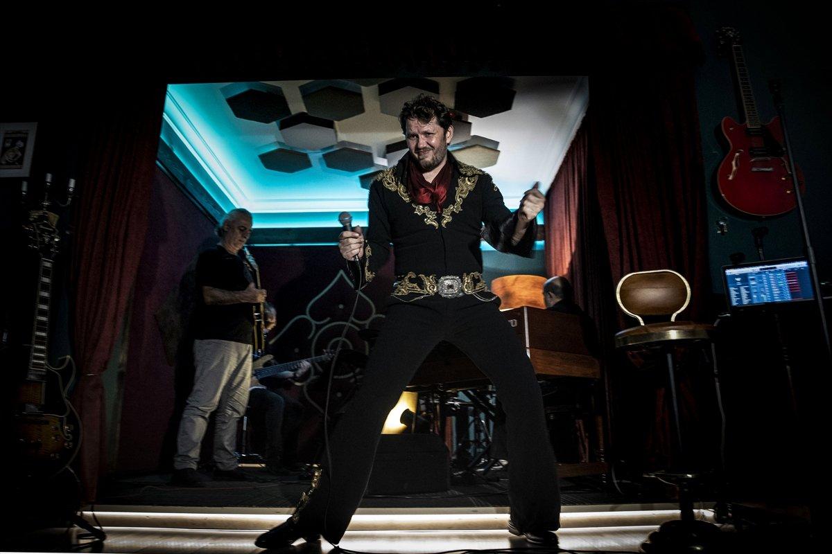 Müzik tutkunu diş hekimi, stüdyosunda Elvis Presley şarkılarını seslendiriyor