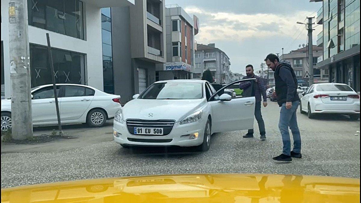 Düzce’de, taksi şoförünün kendisine yol veren sürücüye teşekkürü