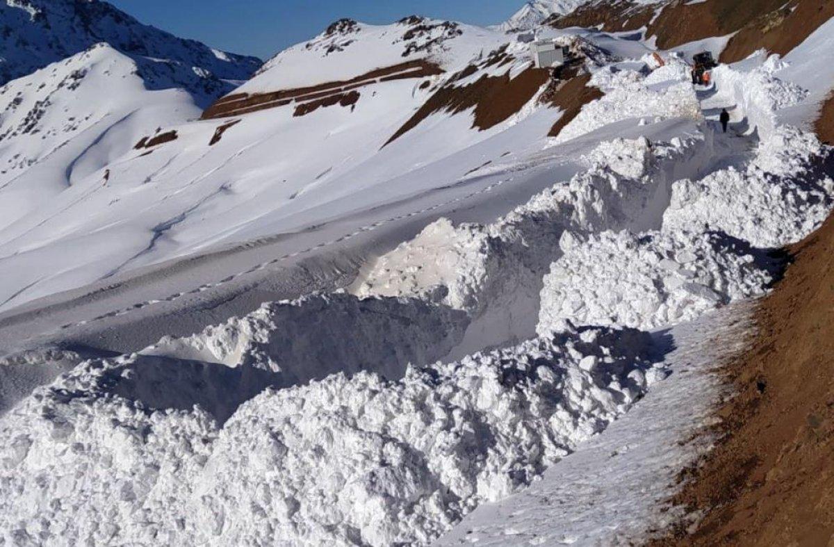 Hakkari'de kar kalınlığı iş makinelerinin boyunu geçti