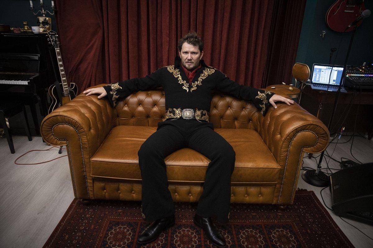 Müzik tutkunu diş hekimi, stüdyosunda Elvis Presley şarkılarını seslendiriyor