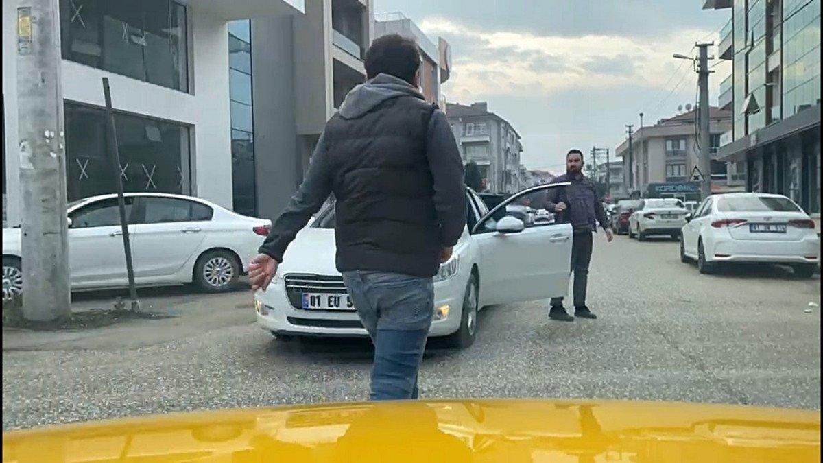 Düzce’de, taksi şoförünün kendisine yol veren sürücüye teşekkürü