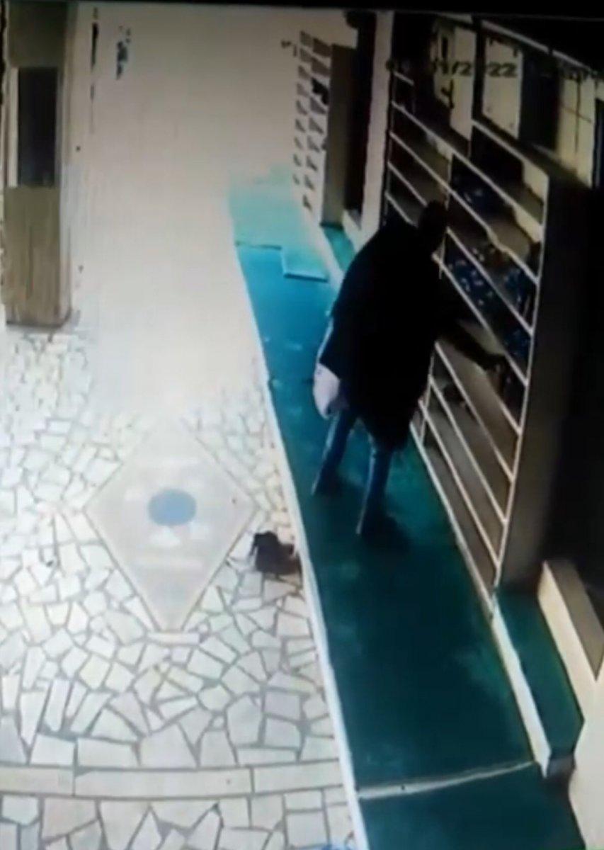 Batman'da cemaatin namaza durmasını fırsat bilen hırsız kamerada