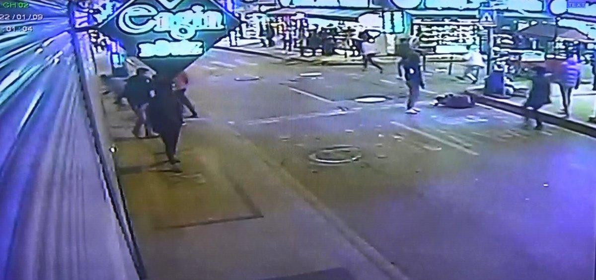 İzmit’te takip ettikleri 2 kişiyi bıçaklayıp, yerde tekmelediler