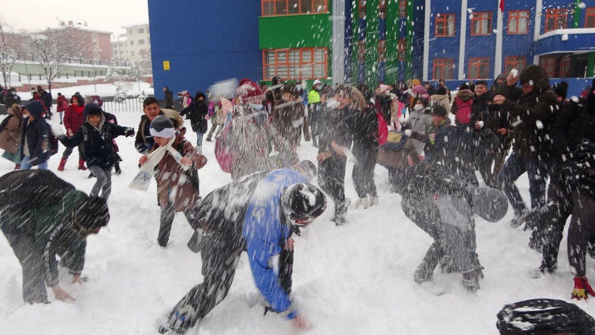 Muşlu çocuklar, polisle kar oynadı: Doğduğumdan beri ilk kez bu kadar eğlendim