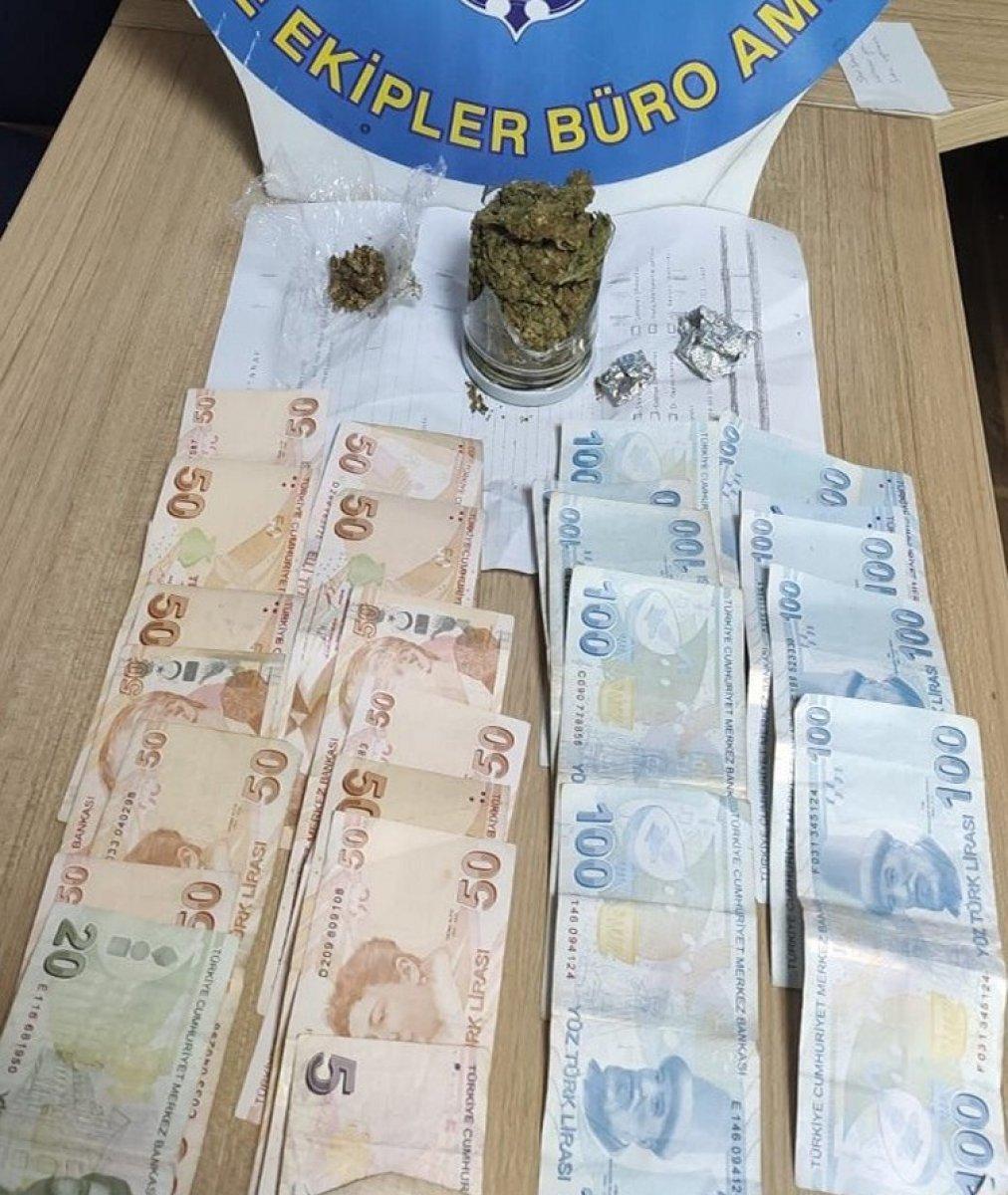 İzmir'de polisi görünce araçtan fırlatılan kavanozdan esrar çıktı