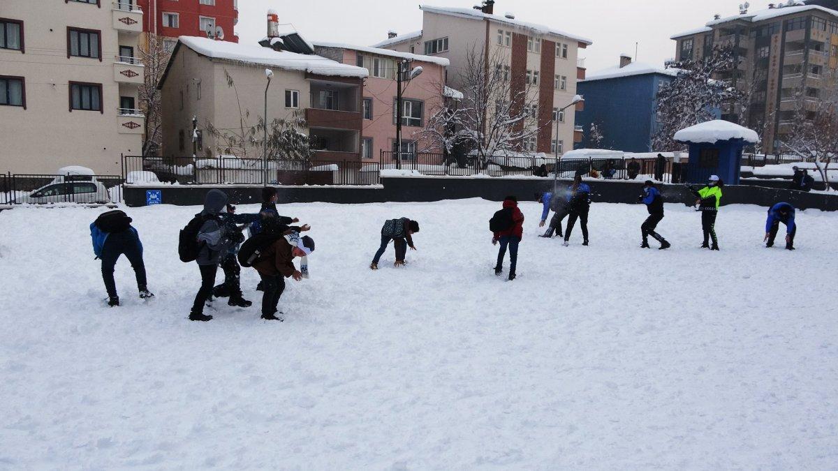 Muşlu çocuklar, polisle kar oynadı: Doğduğumdan beri ilk kez bu kadar eğlendim