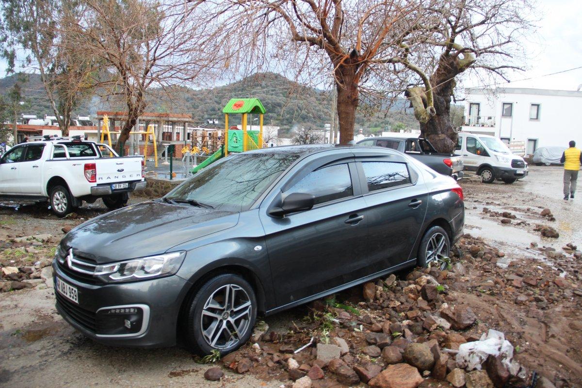 Bodrum'da sel faciası: Evleri su bastı