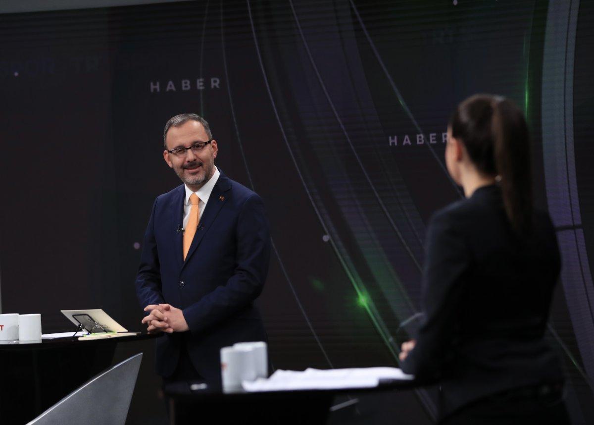 Mehmet Kasapoğlu Gazeteciler Günü'nde haber sundu