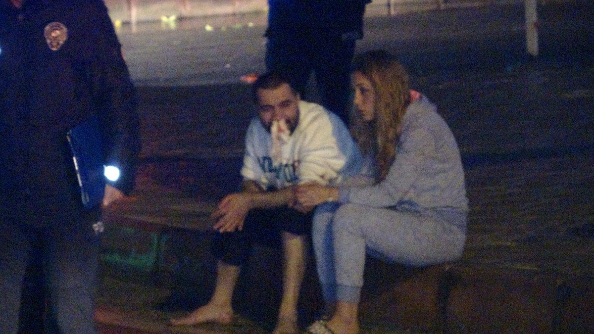 Adana'da polisten kaçarken sinyalizasyon direğine çarpıp takla attılar