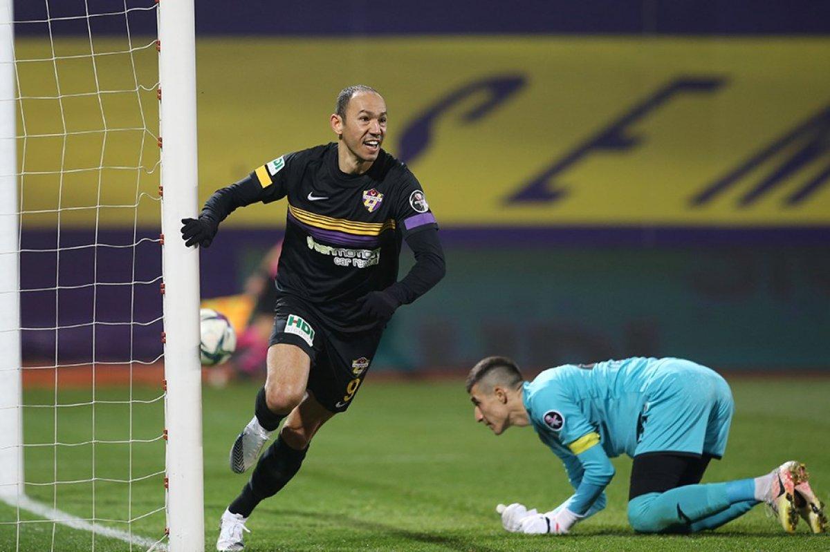 38 yaşındaki Umut Bulut gollerine devam ediyor