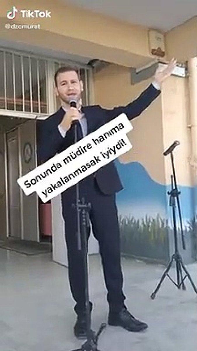 Tören öncesi öğrencilerle şarkı söyleyen öğretmen, müdireye yakalandı