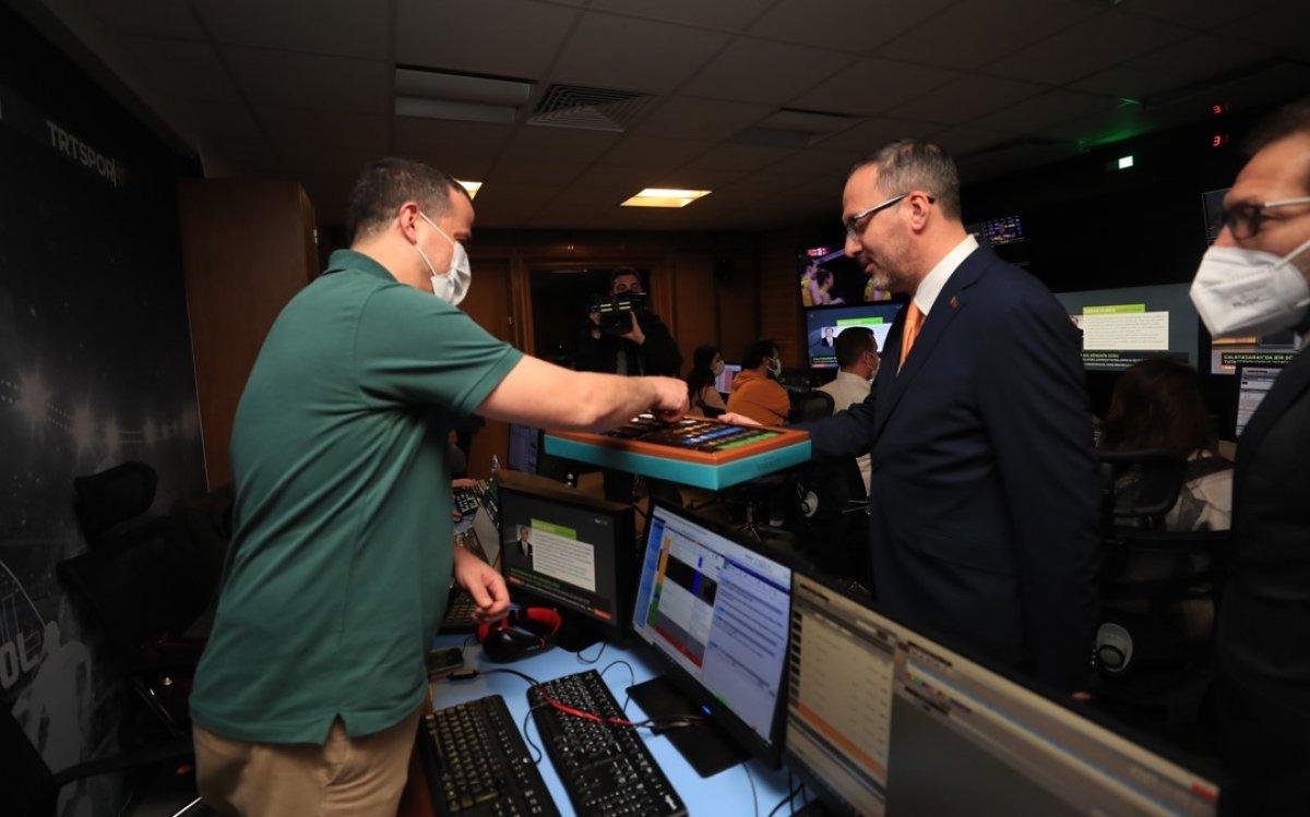 Mehmet Kasapoğlu Gazeteciler Günü'nde haber sundu