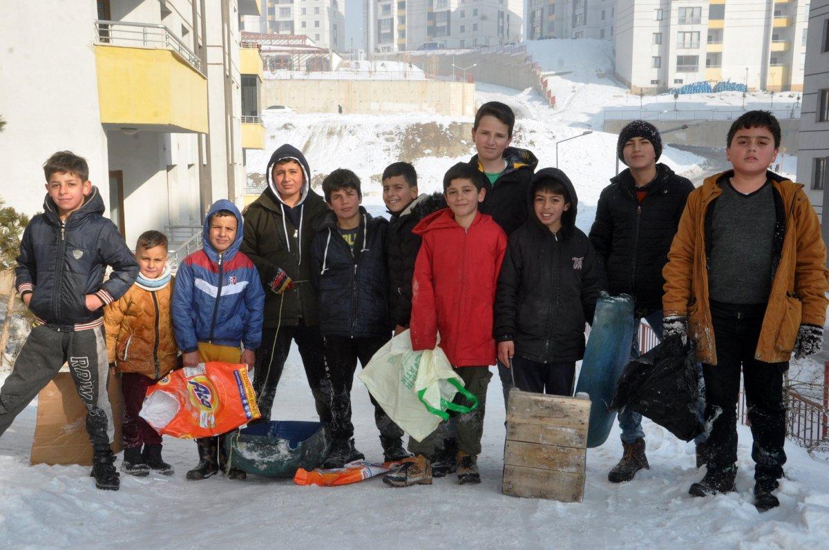 Yüksekovalı çocuklar kar keyfi yaşadı