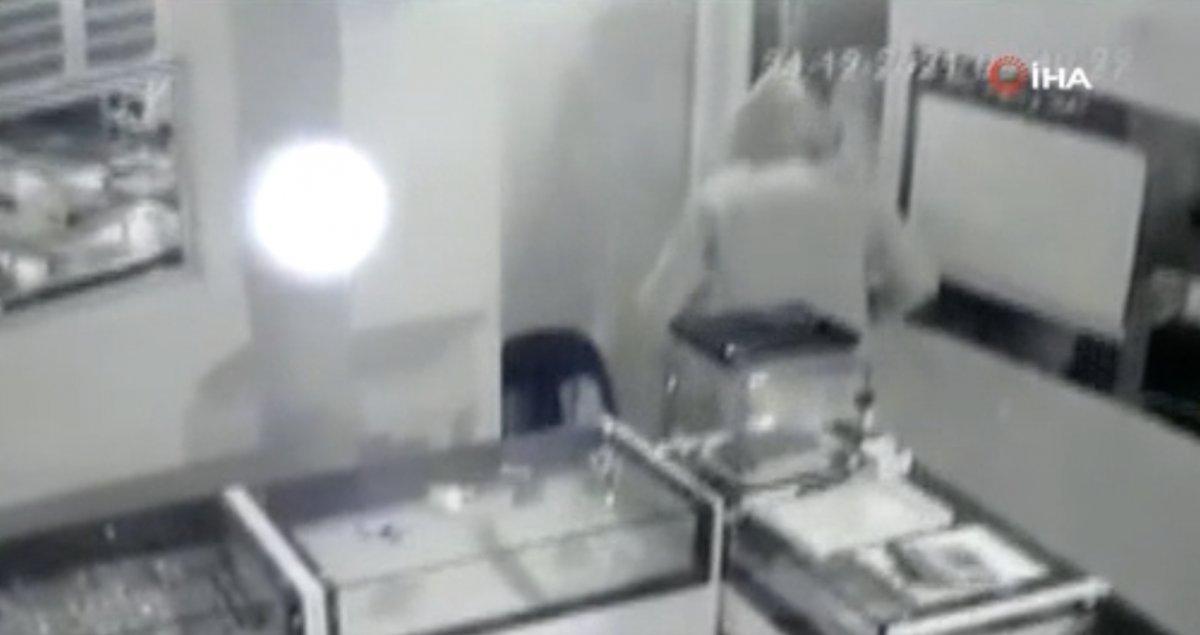 Küçükçekmece'de kuyumcunun soygun oyununu polis bozdu