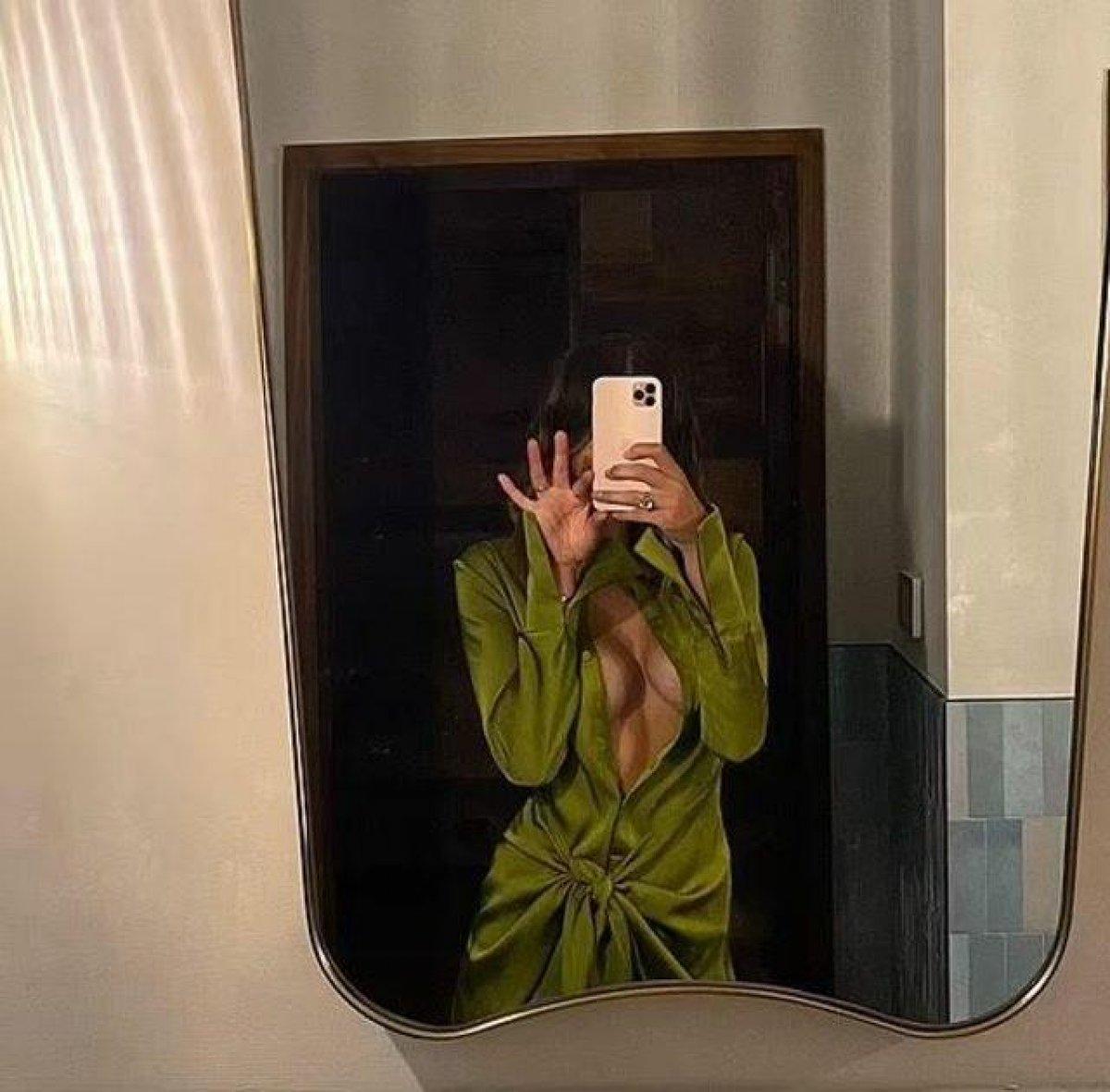 Georgia Fowler gömleğinin düğmelerini iliklemedi