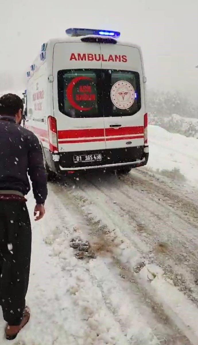 Adana'da kazaya yetişirken karlı yola takılan ambulansa çiftçi yardımı