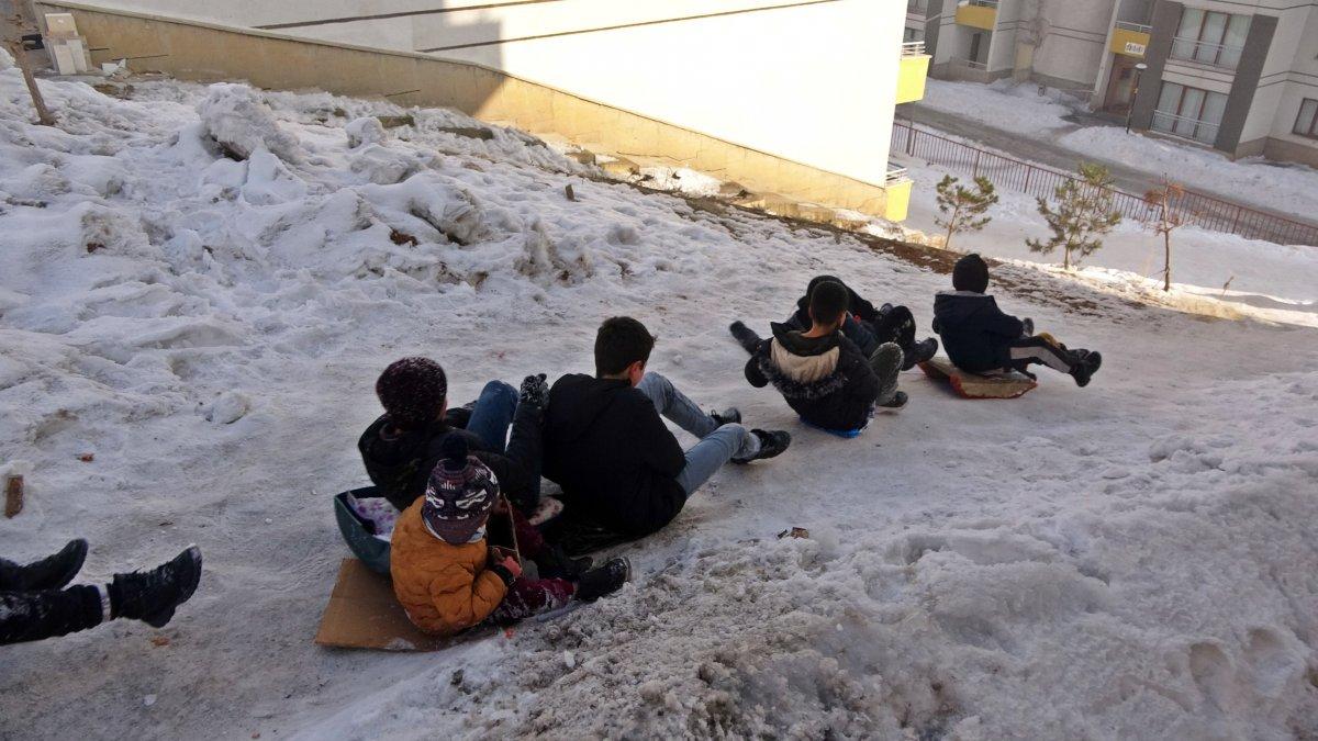 Yüksekovalı çocuklar kar keyfi yaşadı