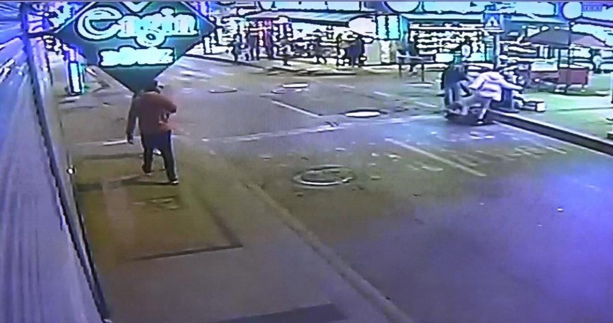 İzmit’te takip ettikleri 2 kişiyi bıçaklayıp, yerde tekmelediler