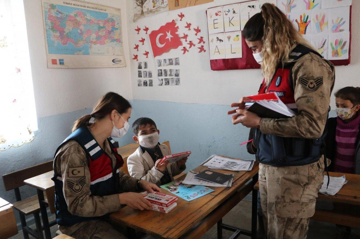 Bitlis'te askerler öğrencilere kırtasiye malzemesi dağıttı