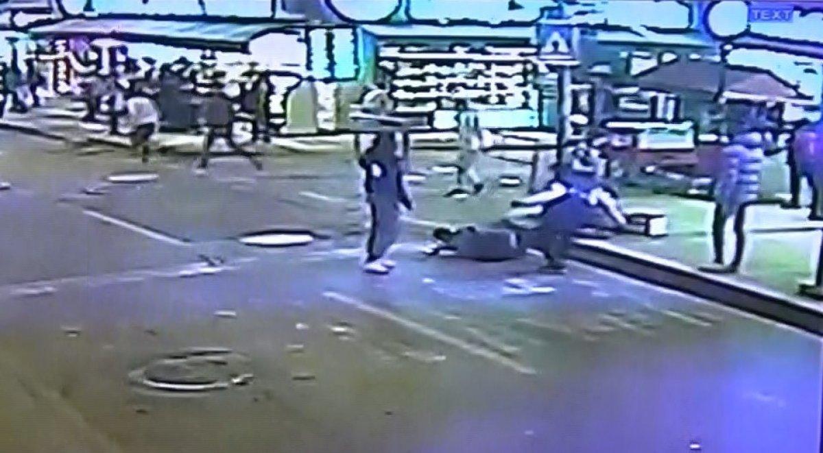 İzmit’te takip ettikleri 2 kişiyi bıçaklayıp, yerde tekmelediler