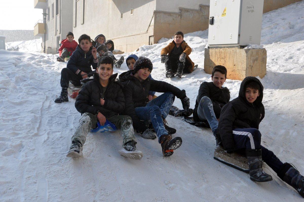 Yüksekovalı çocuklar kar keyfi yaşadı