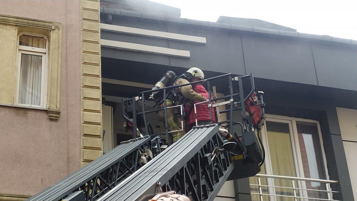 Küçükçekmece’de çakmakla oyun yangın çıkardı