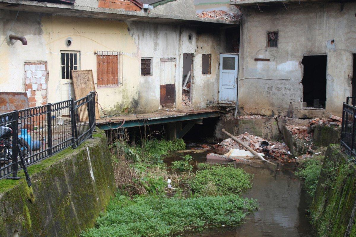 Rize’de, dere yatağındaki yapıların yıkımına başlandı