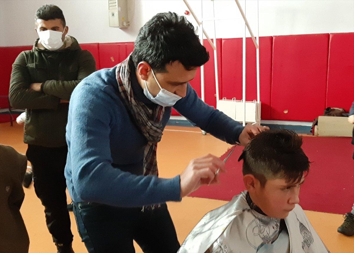 Adana’da öğretmen, öğrencilerinin saçlarını da tıraş ediyor