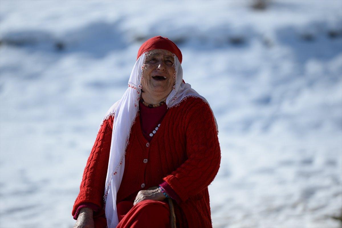 Bingöllü kadın çocukken gördüğü rüya etkisiyle 67 yıldır kırmızı giyiyor