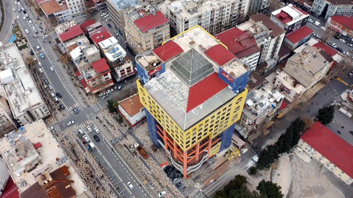 Dünyanın en saçma binasının yıkımı başladı
