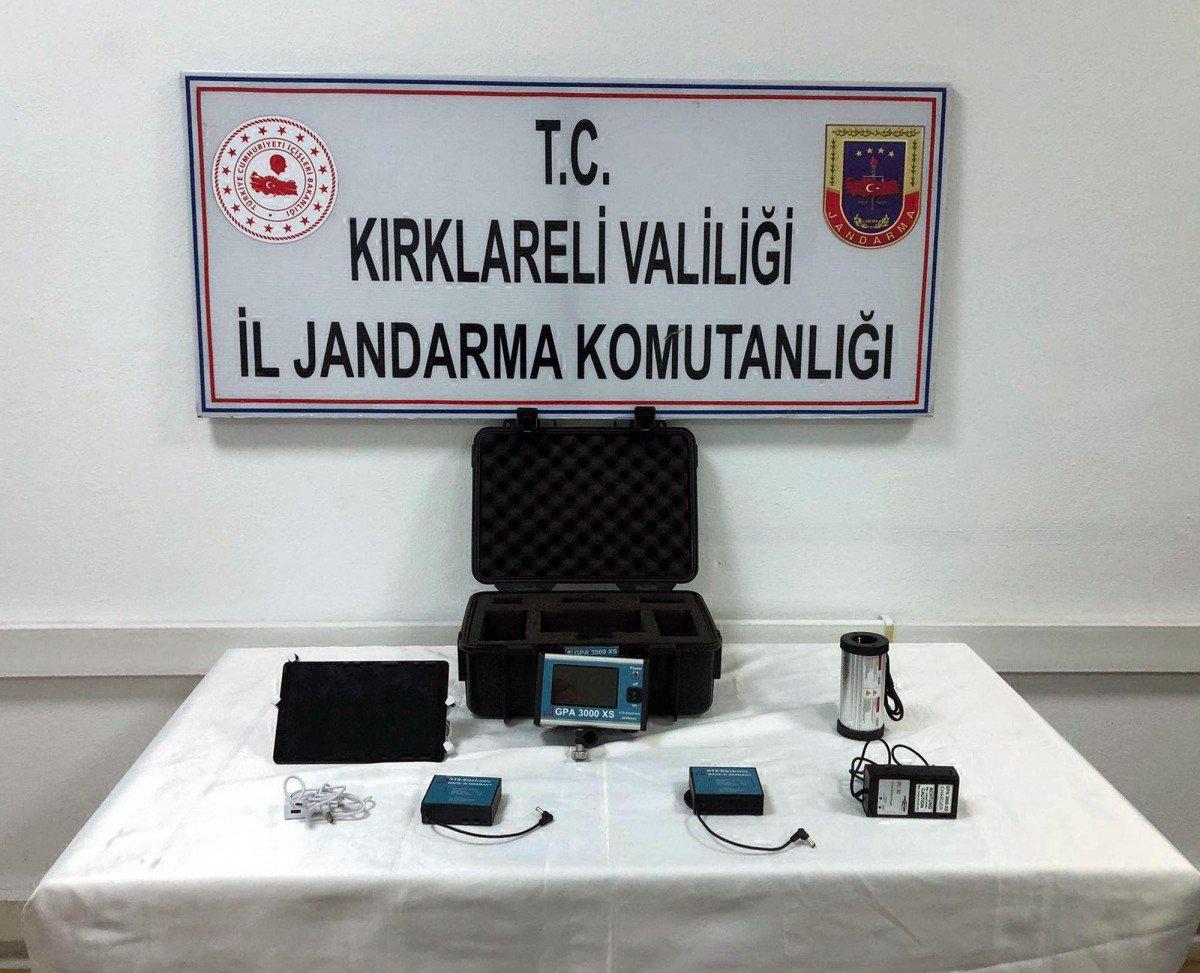 Kırklareli’nde defineciler, kazdıkları çukurda yakalandı