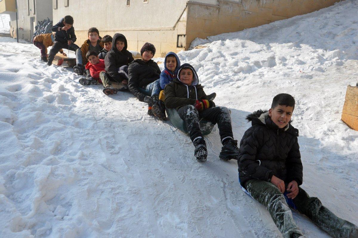 Yüksekovalı çocuklar kar keyfi yaşadı