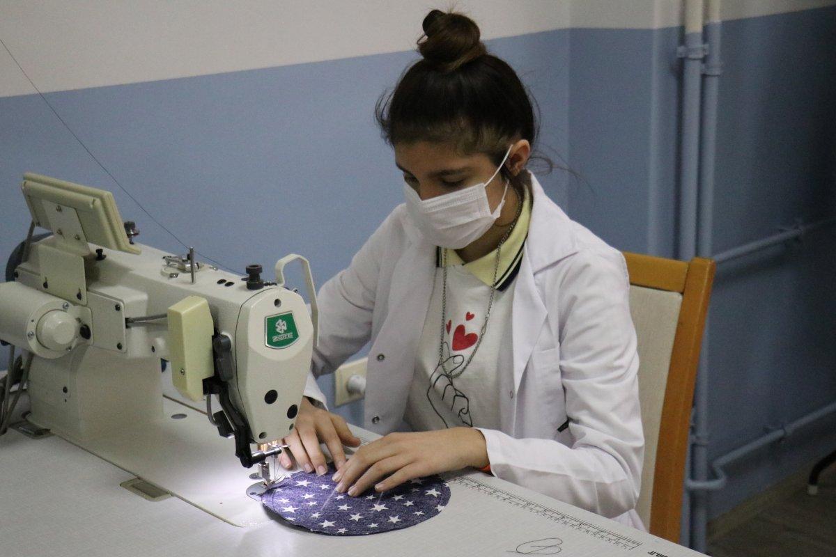 Malatya’da meslek lisesinde, işitme engelliler için şeffaf maske üretildi