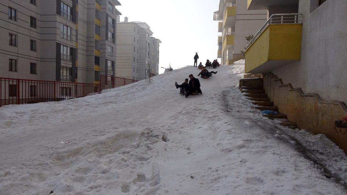 Yüksekovalı çocuklar kar keyfi yaşadı