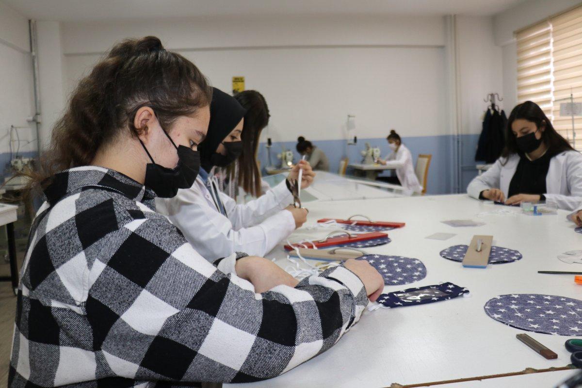 Malatya’da meslek lisesinde, işitme engelliler için şeffaf maske üretildi