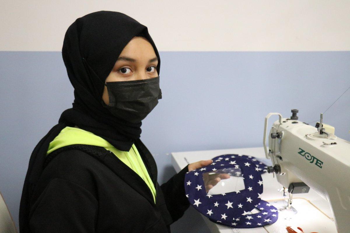 Malatya’da meslek lisesinde, işitme engelliler için şeffaf maske üretildi
