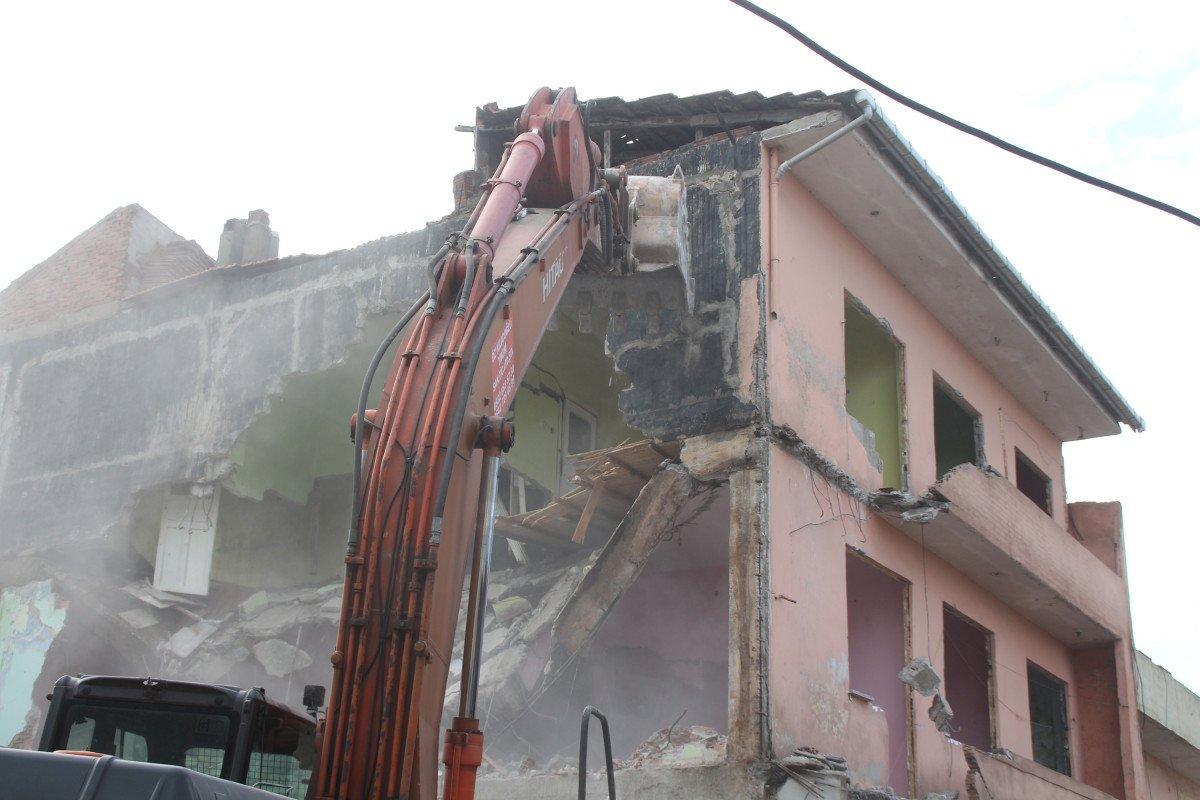 Rize’de, dere yatağındaki yapıların yıkımına başlandı