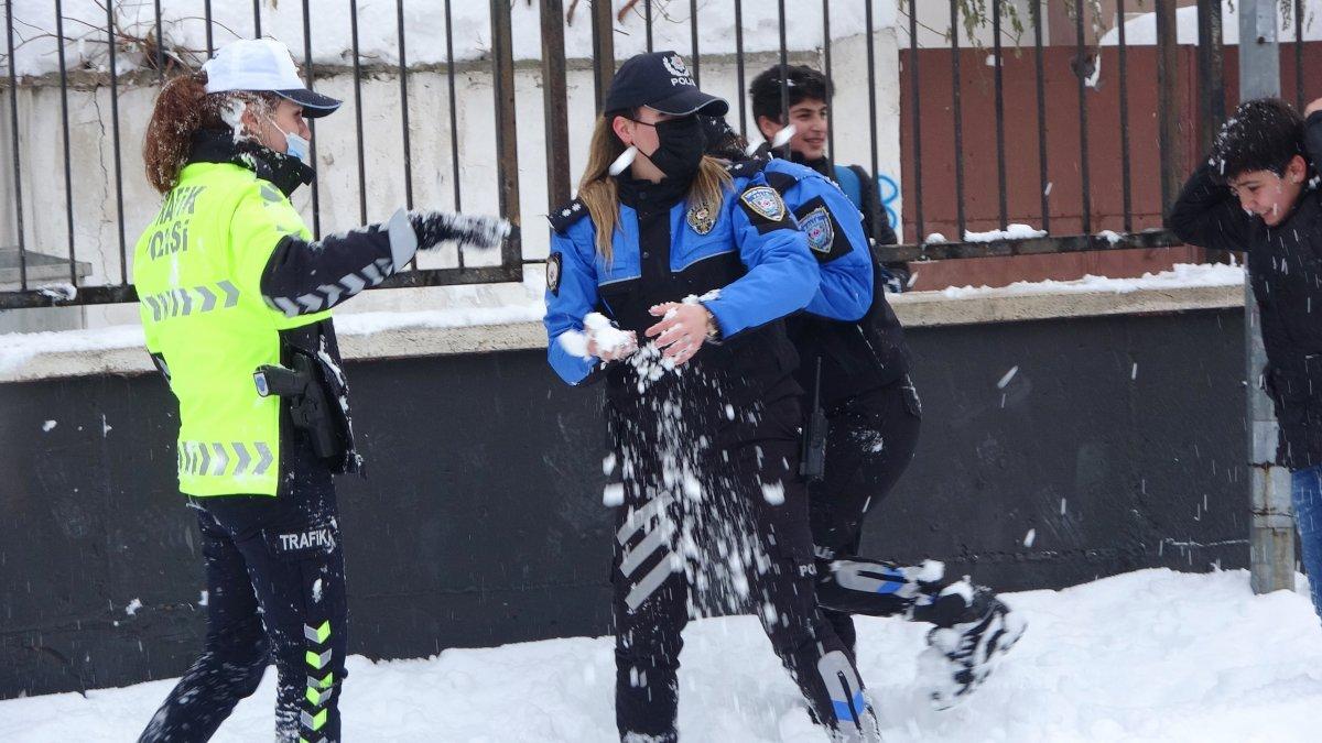 Muşlu çocuklar, polisle kar oynadı: Doğduğumdan beri ilk kez bu kadar eğlendim