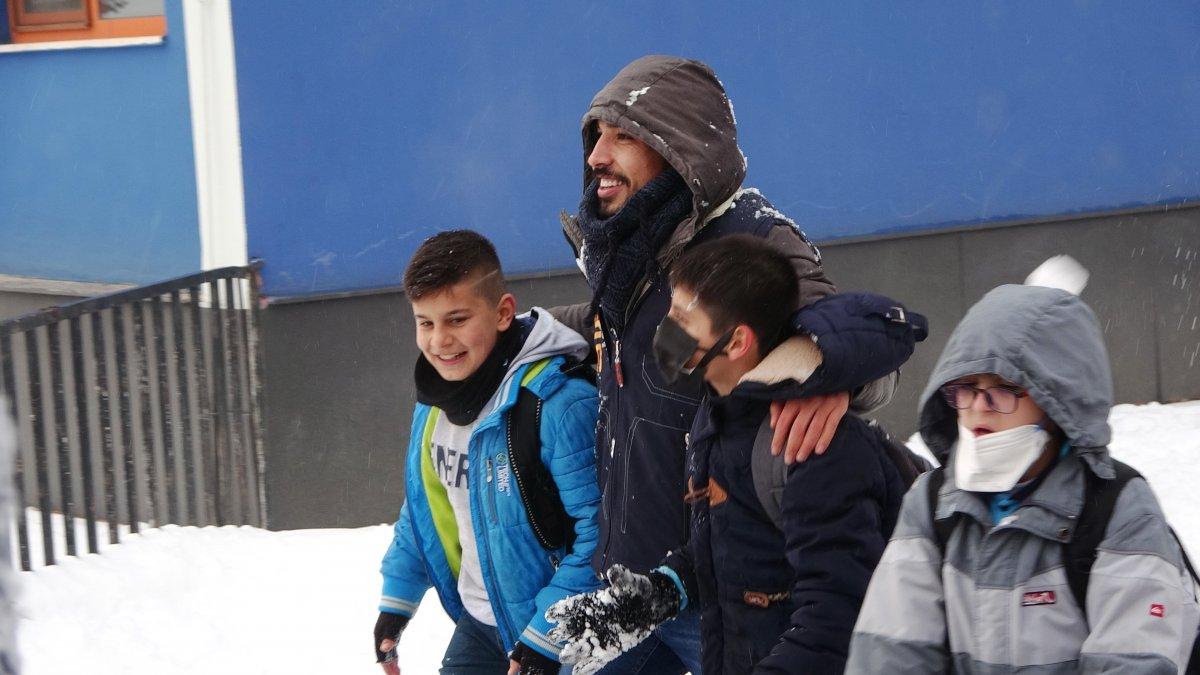 Muşlu çocuklar, polisle kar oynadı: Doğduğumdan beri ilk kez bu kadar eğlendim