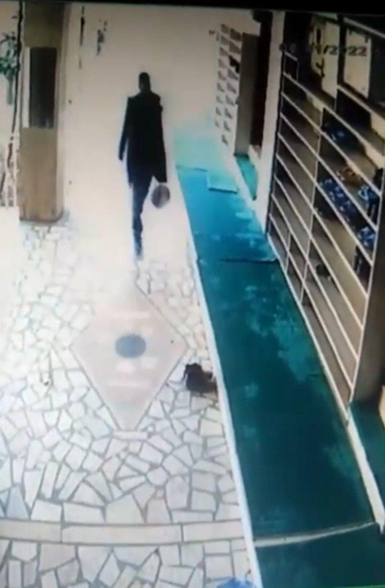 Batman'da cemaatin namaza durmasını fırsat bilen hırsız kamerada