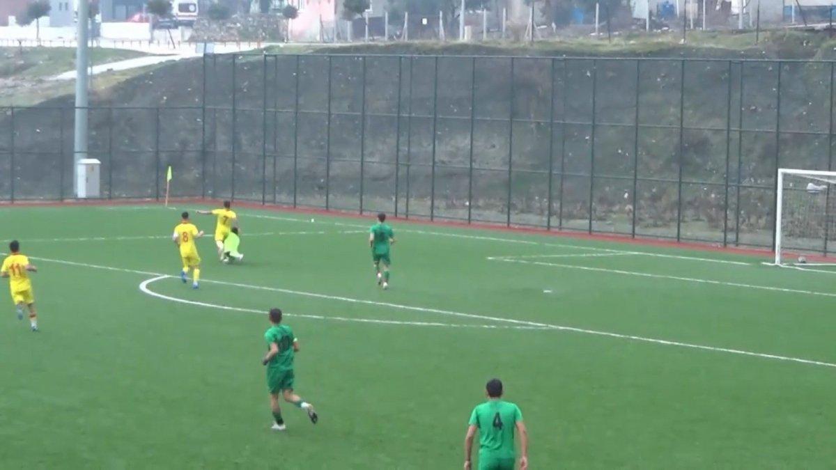 Rakiple çarpışan kalecinin kaburgası çatladı