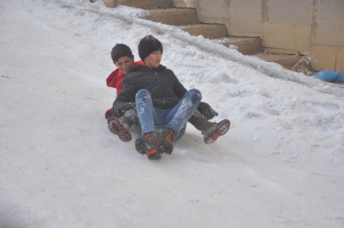 Yüksekovalı çocuklar kar keyfi yaşadı