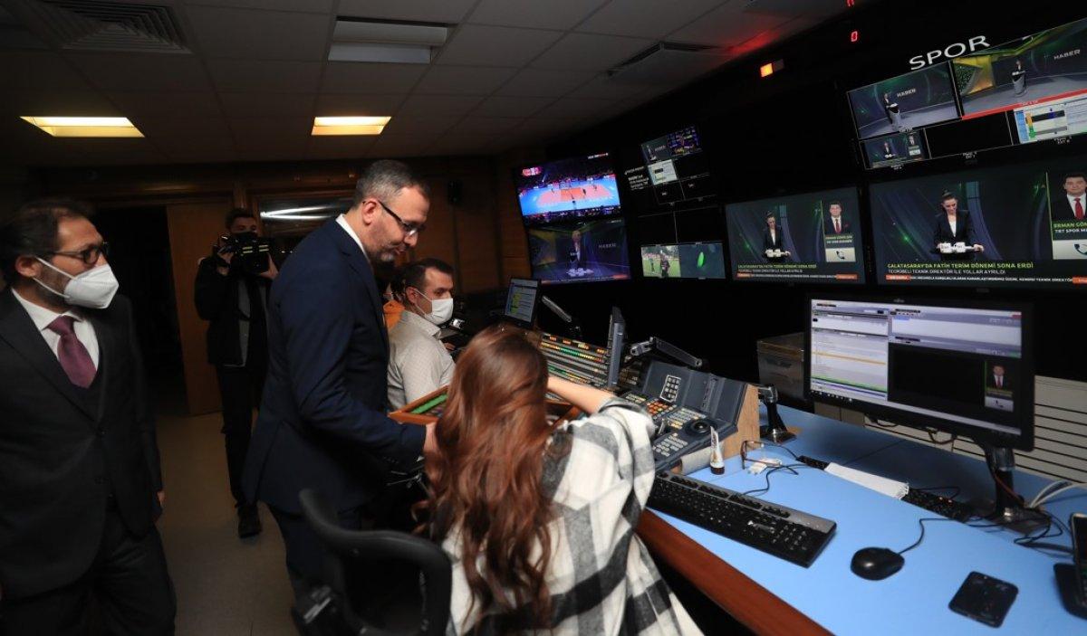 Mehmet Kasapoğlu Gazeteciler Günü'nde haber sundu