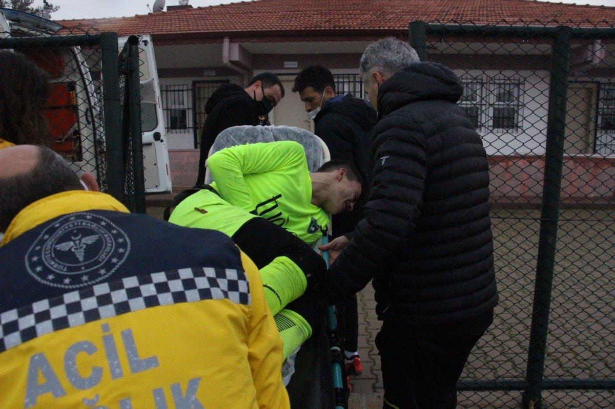 Rakiple çarpışan kalecinin kaburgası çatladı