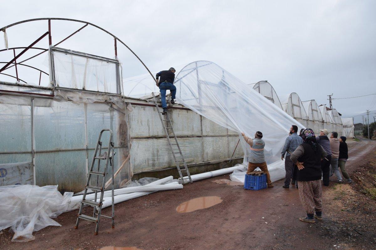 Antalya'da çıkan hortumlar seralara zarar verdi