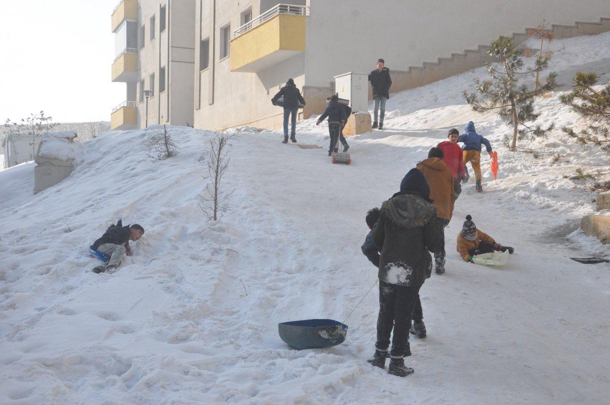 Yüksekovalı çocuklar kar keyfi yaşadı