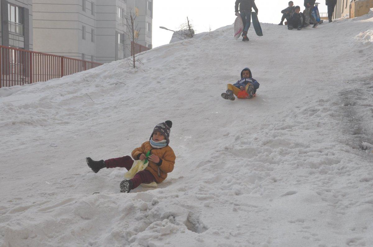 Yüksekovalı çocuklar kar keyfi yaşadı