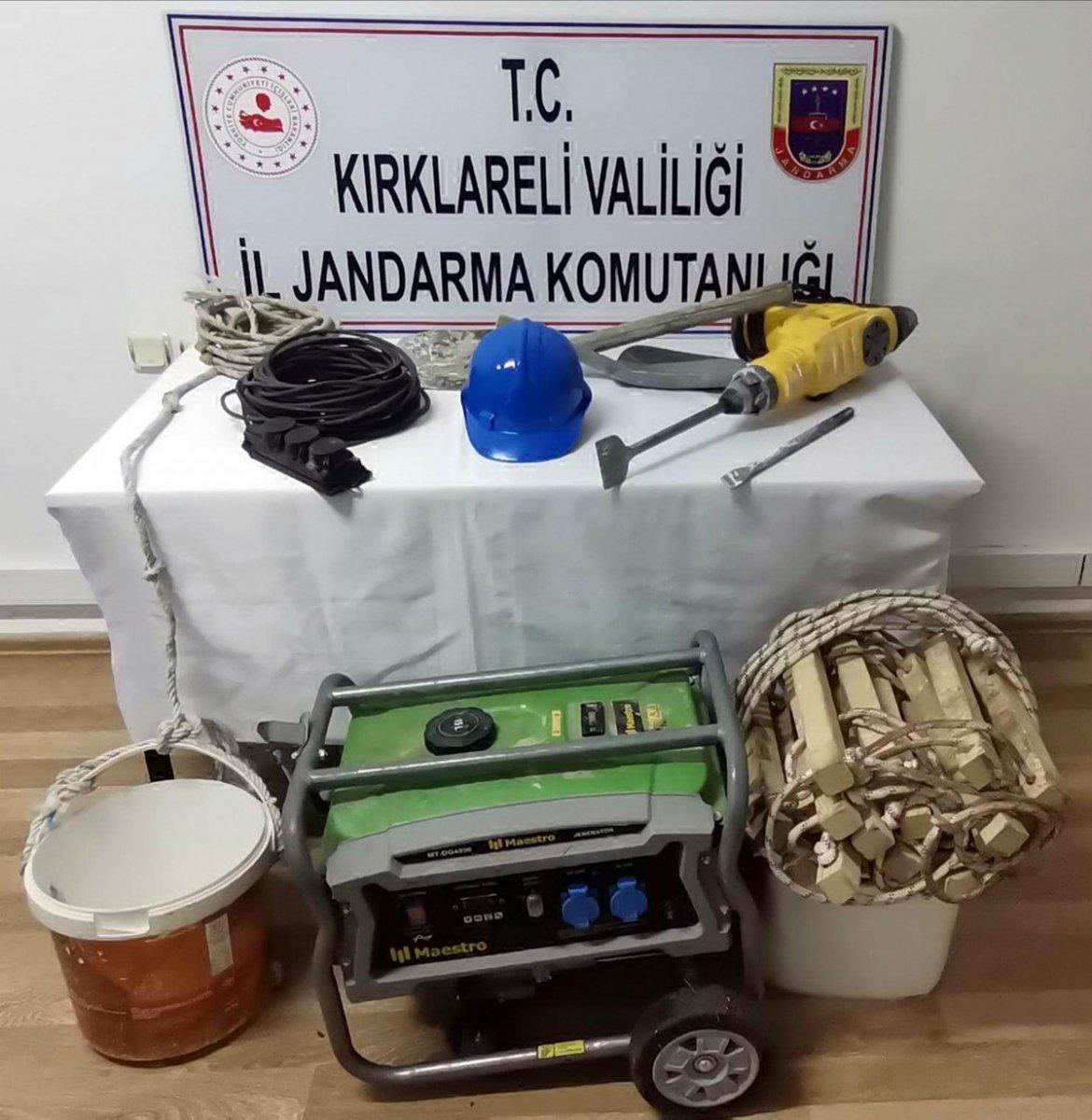 Kırklareli’nde defineciler, kazdıkları çukurda yakalandı