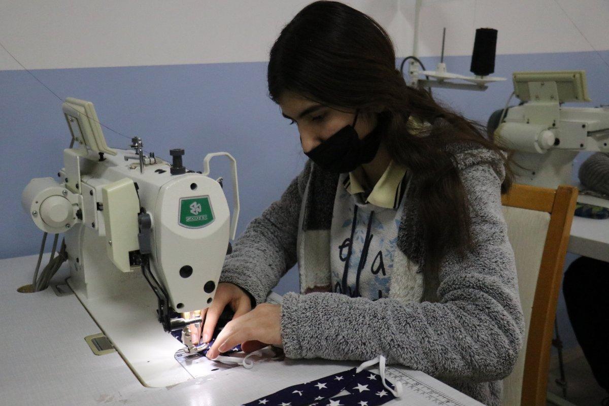 Malatya’da meslek lisesinde, işitme engelliler için şeffaf maske üretildi
